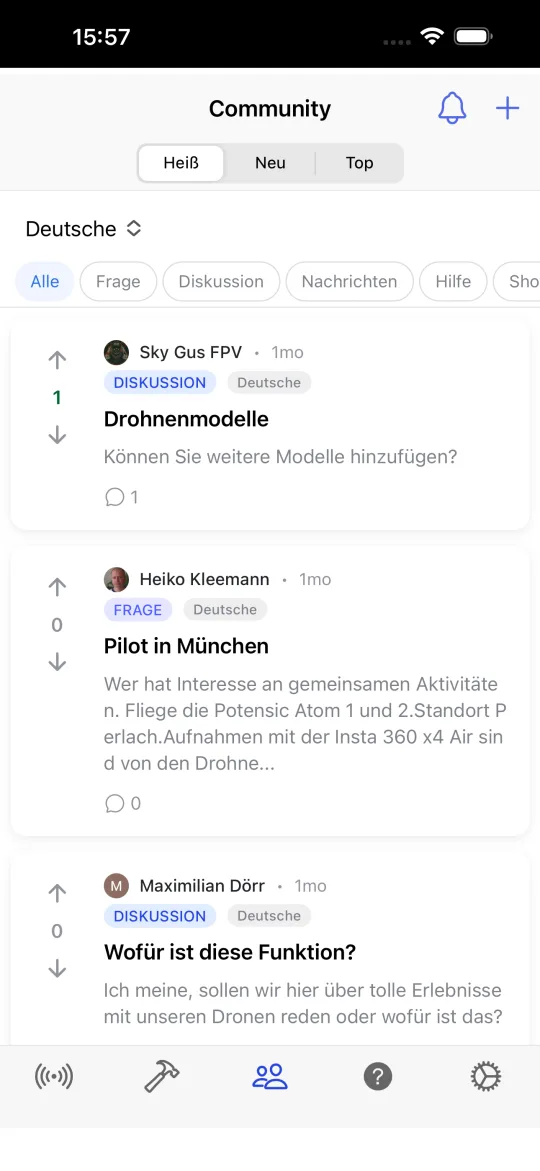 Community-Bildschirm mit Beiträgen sortiert nach beliebt, neu und top, Tags für Frage, Diskussion, News, Hilfe und Showcase sowie einem Sprachfilter.
