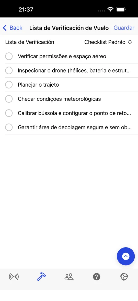 Pantalla de lista de verificación de vuelo con elementos como verificar permisos y espacio aéreo, inspeccionar el dron, planificar la ruta, comprobar el tiempo, calibrar la brújula y asegurar una zona de despegue segura.