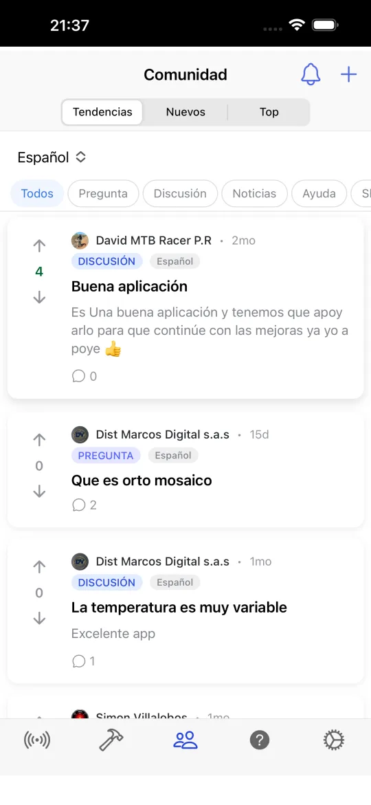 Pantalla de la comunidad con publicaciones ordenadas por populares, nuevas y mejores, etiquetas de pregunta, debate, noticias, ayuda y muestra, y filtro de idioma.