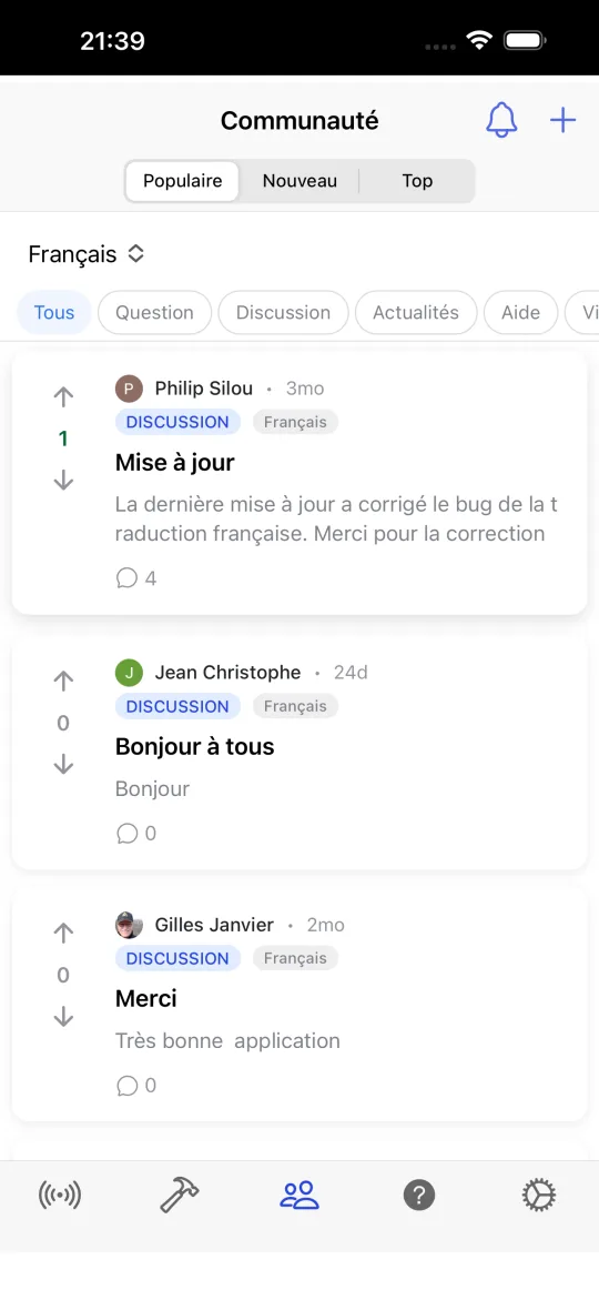 Écran de la communauté avec des publications triées par populaires, nouvelles et meilleures, des étiquettes question, discussion, actualités, aide et vitrine, et un filtre de langue.
