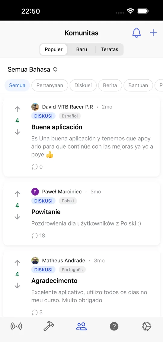 Layar komunitas dengan posting yang diurutkan berdasarkan populer, baru, dan teratas, tag pertanyaan, diskusi, berita, bantuan, dan pameran, serta filter bahasa.