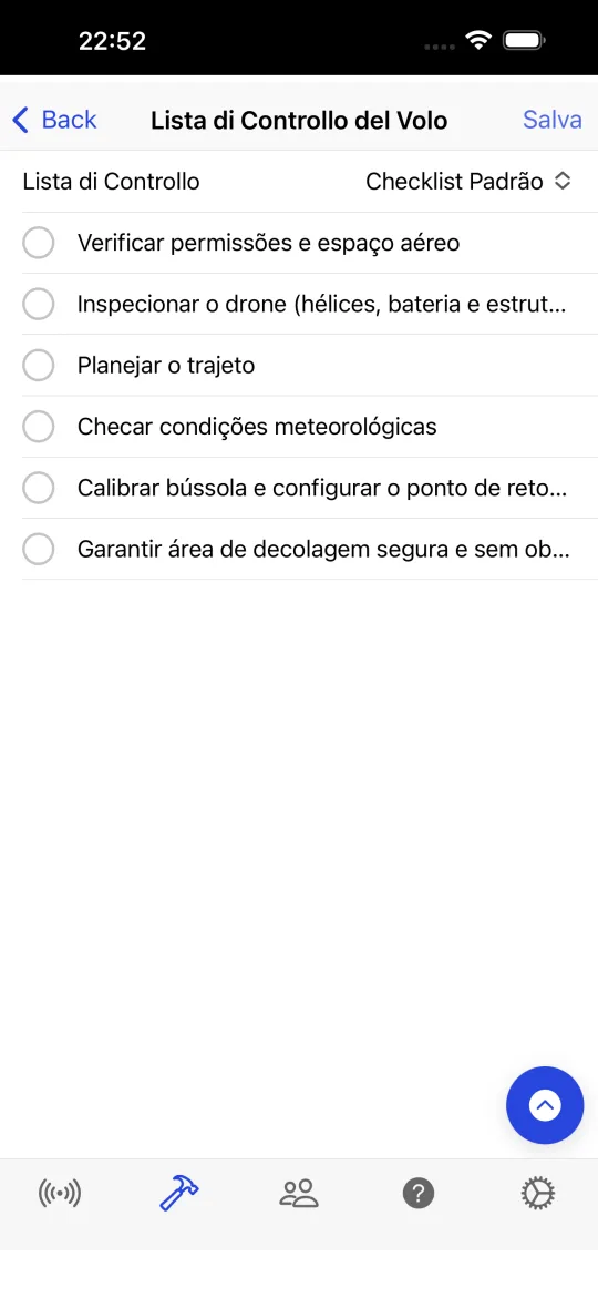 Schermata della checklist di volo con voci come verificare permessi e spazio aereo, ispezionare il drone, pianificare il percorso, controllare il meteo, calibrare la bussola e assicurare un’area di decollo sicura.