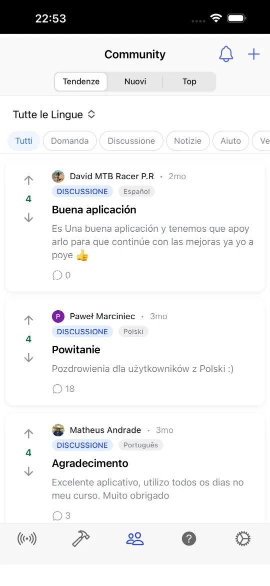 Schermata della community con post ordinati per popolari, nuovi e migliori, tag per domanda, discussione, notizie, aiuto e vetrina, e filtro della lingua.