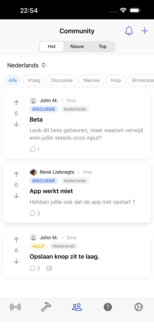 Communityscherm met berichten gesorteerd op populair, nieuw en top, tags voor vraag, discussie, nieuws, hulp en showcase, en een taalfilter.