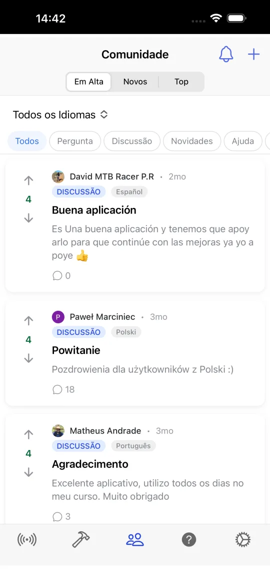 Tela da comunidade com posts ordenados por Em alta, Novos e Top, etiquetas de pergunta, discussão, notícias, ajuda e vitrine, e filtro de idioma.