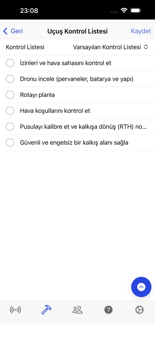 İzinleri ve hava sahasını kontrol et, drone’u incele, rotayı planla, havayı kontrol et, pusulayı kalibre et ve güvenli kalkış alanı sağla gibi maddeler içeren uçuş kontrol listesi ekranı.